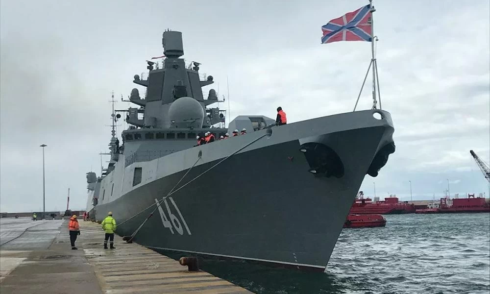 Στον Πειραιά η υπερσύγχρονη ρωσική φρεγάτα Ναύαρχος Κασατόνοβ